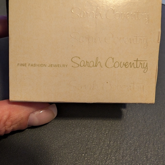 NIB Vintage Sarah Coventry Cursive "D" Brooch - Picture 6 of 6